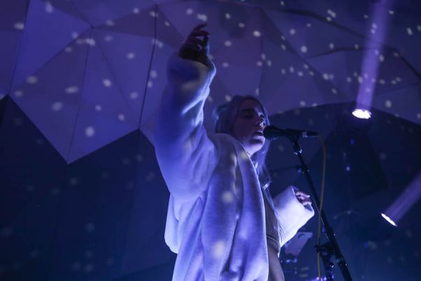 article_post__Billie-Eilish-at-Holocene-on-10-09-17_1507837447_12_fitbox_640x400.jpg