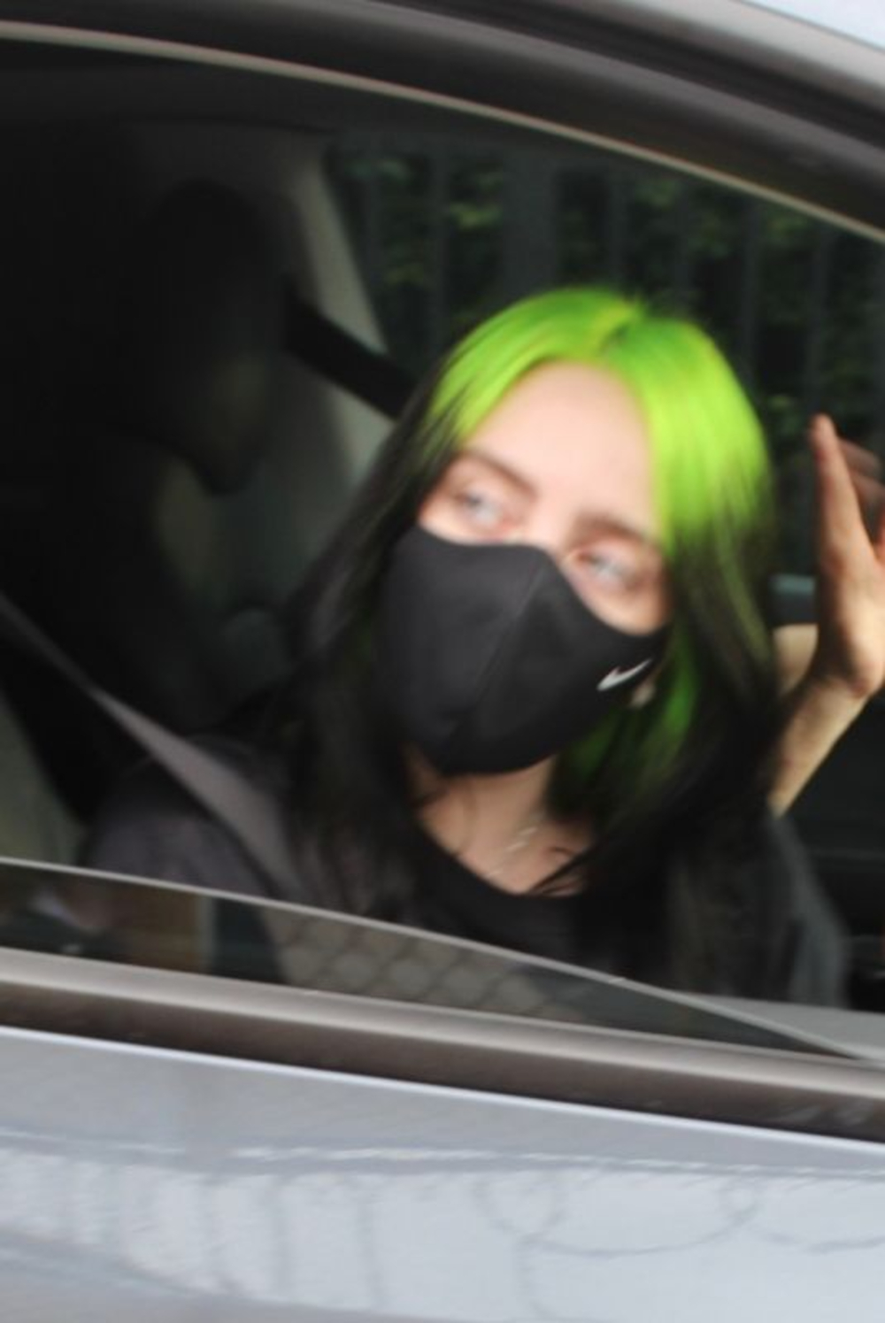 billie-eilis-out-after-her-virtual-concert-in-los-angeles-10-24-2020-6_thumbnail.jpg