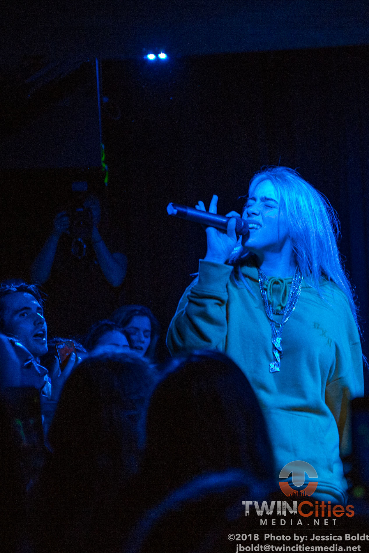 Billie-Eilish-16.jpg