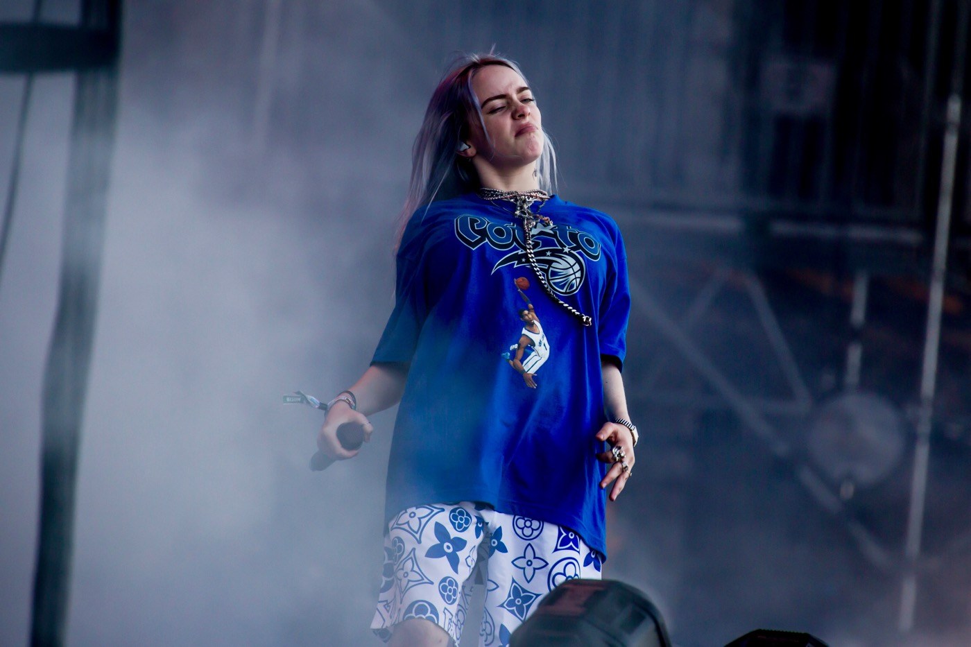 Песня blue billie eilish. Билли Айлиш. Billie Eilish Blue. Billie Eilish рост. Билли Айлиш с черными волосами 2022.